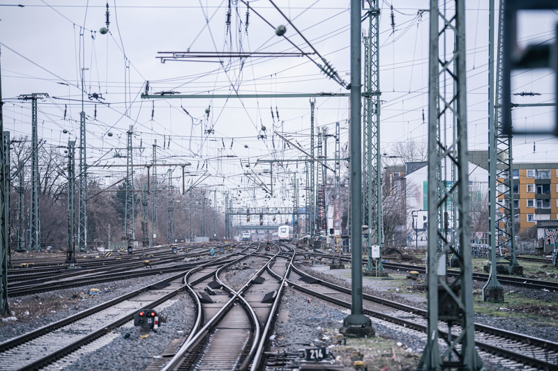 <p>IWKöln uzmanlarından Michael Groemling, Kızıldeniz'deki durum nedeniyle diğer ulaşım yollarının da kesintiye uğradığı göz önüne alındığında, son grevin kısa sürede 1 milyar avroluk zarara yol açabileceği uyarısını yaptı.</p><p>Groemling, Alman ekonomisinin zaten durgunluk içinde olduğunu belirterek, 'Bir şeyler mayalanıyor. Bu durum (ekonomideki durgunluk) şimdi daha da kötüleşmekle tehdit ediyor.' ifadesini kullandı.</p>