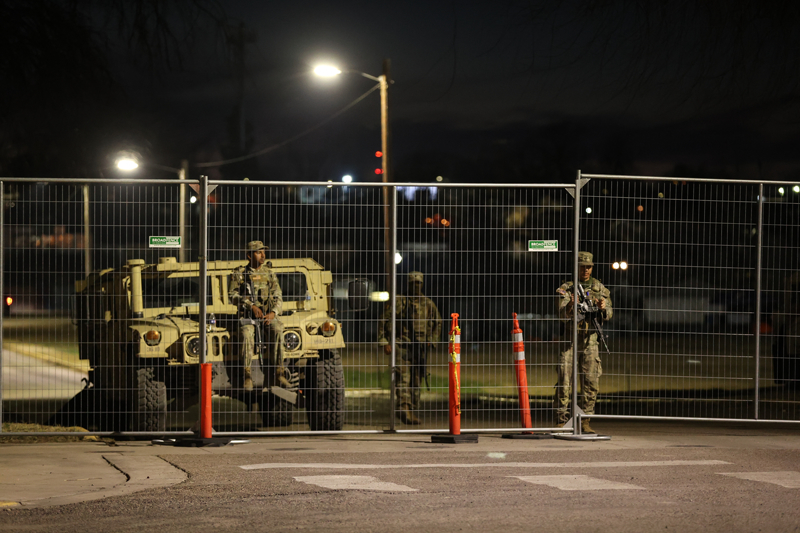 <p>Teksas Ulusal Muhafızları, mahkeme kararına rağmen 23 Ocak'ta ABD sınır devriyesinin işini yapmasına izin vermemiş, dikenli telleri yerleştirmeye devam etmiş, 25 Cumhuriyetçi eyaletin valileri de ortak bir bildiriyle Teksas'ın yanında olduklarını açıklamıştı.</p>