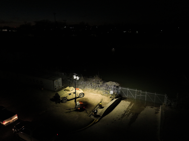 <p>ABD medyasına göre, İç Güvenlik Bakanlığı söz konusu bölgeye defalarca erişim talebinde bulunurken, Cumhuriyetçi eyalet, bugün de mahkeme kararına uyacağına ve sınır güvenliğini federal orduya devredeceğine dair bir adım atmadı.</p>