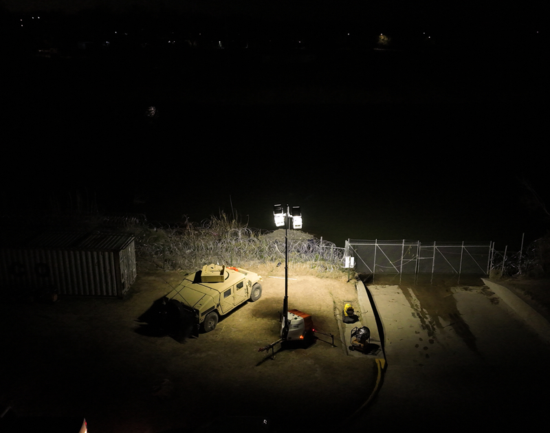 <p>Rio Grande nehrinin kenarındaki nöbetlerini karanlık bastıktan sonra da devam ettiren eyalet muhafızları, nehrin ABD kıyısını jeneratör yardımıyla devasa ışıklarla aydınlattı.</p>