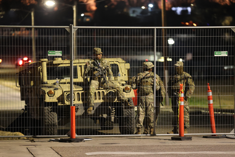 <p>Teknik olarak ABD ordusunun bir parçası olsa da emirleri doğrudan Texas Valisinden alan ulusal muhafızlar, federal ordu birliklerinin girişine izin vermedikleri Eagle Pass'taki Shelby Park bölgesinde, Rio Grande nehrinden düzensiz göçmenlerin geçme ihtimaline karşı elleri tetikte bekledi.<br></p>