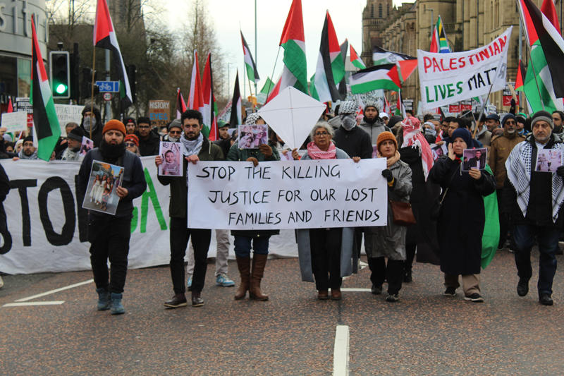 <p>Filistin bayraklar ve pankartlar tayan gstericiler, srail'in Gazze'ye ynelik saldrlarn protesto etti.</p>