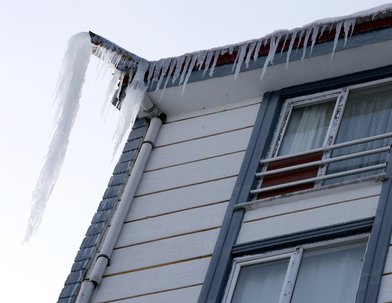 <p>Ardahan'da da yol ve kaldırımlarda buzlanma meydana geldi.</p>