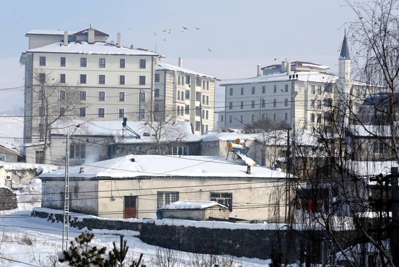 <p>Erzurum'da dondurucu soğukların etkisiyle araç ve iş yeri camları buz tuttu, ağaç ve bitkiler kırağıyla kaplandı.</p>