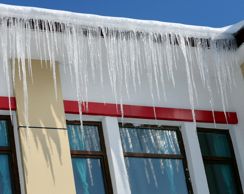 <p>Ağaçların kırağıyla kaplandığı kentte vatandaşlar buzlanan caddelerde yürümekte zorlandı.</p>