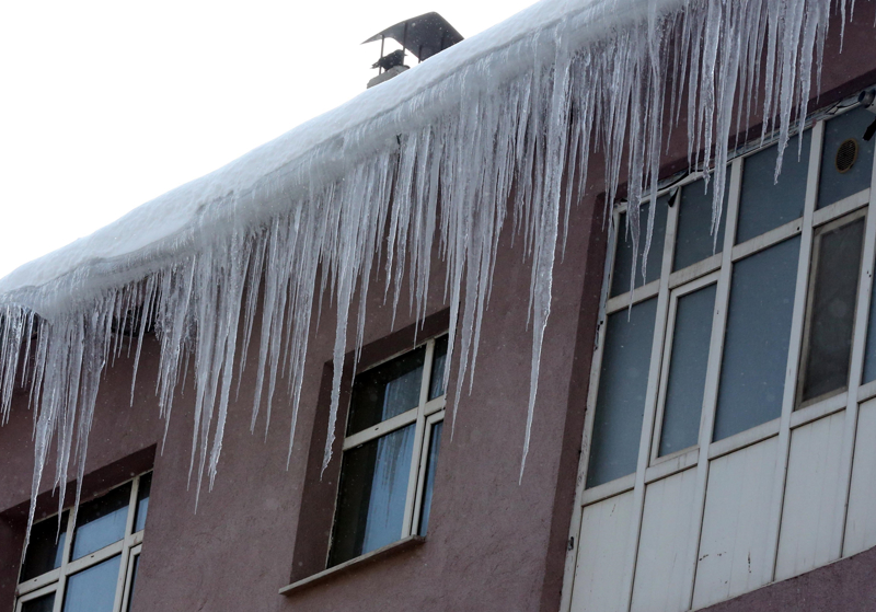 <p>Yoğun sis ve pusun da etkili olduğu kentte, bina çatılarında buz sarkıtları oluştu.</p>