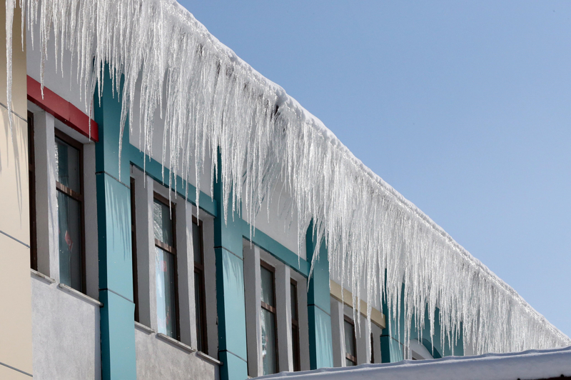 <p>Tunceli'de ise park halindeki araçların camları buz tuttu.</p>