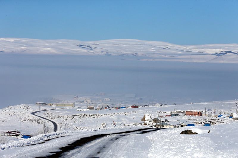 <p>Arpaçay ilçesinde ise çevresi karla kaplı mendereseler dronla görüntülendi.</p>