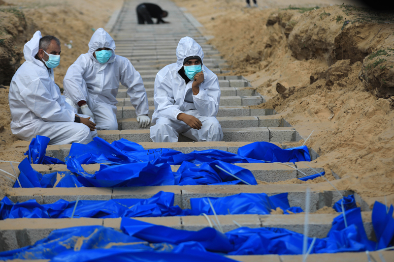 <p>Cenazelerin, Gazze'nin güneyindeki Refah kentinde bir toplu mezara defnedildiği ifade edildi.</p>