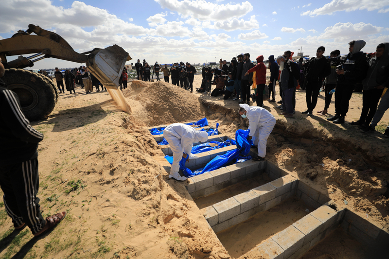 <p>Filistinli yetkililer, İsrail güçlerinin, geçen kasım ayında Gazze'deki Şifa Hastanesine baskını sırasında hastanenin morgunda ve avlusunda bulunan 100'den fazla cesedi kaçırdığını duyurmuştu.</p>