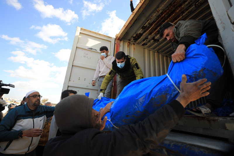 <p>Gazze'deki hükümetin Medya Ofisinden 27 Aralık'ta yapılan yazılı açıklamada, İsrail'in Gazze'ye kara saldırılarından sonra öldürülen ve kaçırılan 80 Filistinliye ait cenazenin teslim alındığı duyurulmuş, 'Naaşlar, incelendikten sonra şehitlerin yüz hatlarının önemli ölçüde değiştiği ortaya çıktı. Bu, işgal güçlerinin, şehitlerin vücutlarından hayati organları çaldığının açık bir göstergesidir.' ifadelerine yer verilmişti.</p>
