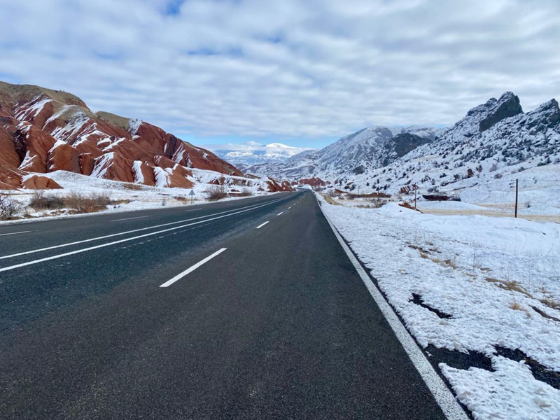 <p>Park halindeki aralarn camlarnn buzla kapland kentte, baz vatandalar aralarn souktan korumak iin zerine battaniye rtt.</p>