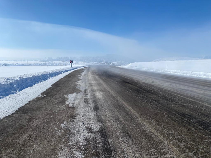 <p>Cami bahelerindeki adrvanlarn etraf buzla kapland, belediye ekipleri kar ve buz temizleme almalarn srdrd.</p>