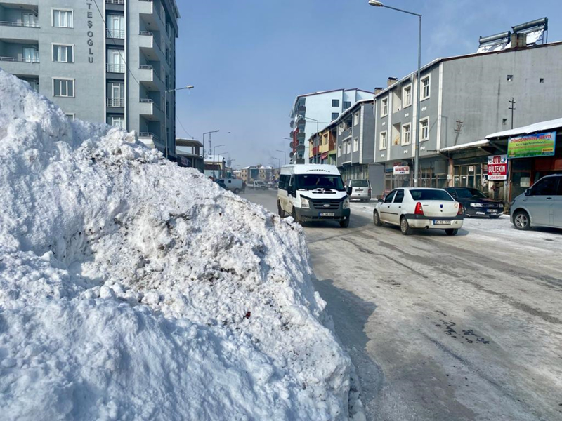 <p>Ardahan'da ise sabah i yerlerine yryerek gidenler, dondurucu souk nedeniyle zor anlar yaad.</p>