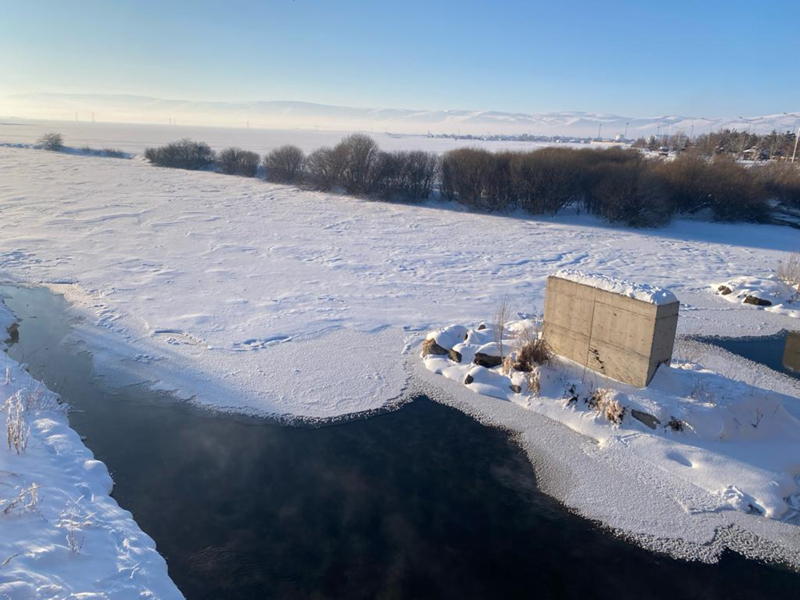 <p>Murat Nehri ve derelerin buzla kapland kentte, baz yerlerde de sis meydana geldi.</p>