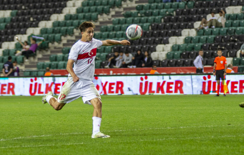 <p>'Türkiye'deki herkes mutlu. Umut, bir yıldız doğabilmesidir. Kenan Yıldız, A Milli Takım'da da gol attı. Büyük bir yeteneğe sahip olduğunu kanıtlıyor. Gelecek onun olacak.' dedi.<br></p>