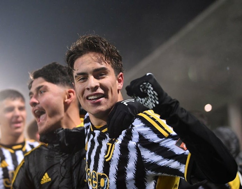 <p>'HARİKA BİR YETENEĞİ VAR!'</p><p>Kenan Yıldız ile ilgili sözlerine devam eden Fatih Terim 'Mükemmel bir tekniği var. Topu çok iyi kullanıyor ve rakiplerine doğru dribbling yaparken her zaman tehlikeli oluyor. Kenan'ın fiziği oldukça iyi, hızlı. Pek de çocuk gibi görünmüyor. Ancak henüz 18 yaşında, her anlamda kendini geliştirmek durumunda. Juventus'ta olmak büyük bir avantaj. Juventus sadece bir takım değil, ayrıca bir okul. Massimiliano Allegri de dünya standartlarında bir teknik adam.' ifadelerini kullandı.</p>