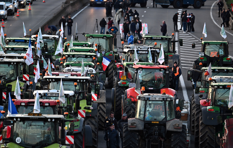 <p>Konvoyun, Paris'e doğru daha fazla ilerlemesini önlemek için zırhlı araç da dahil olmak üzere çok sayıda polis otoyolda konuşlandırıldı. </p>