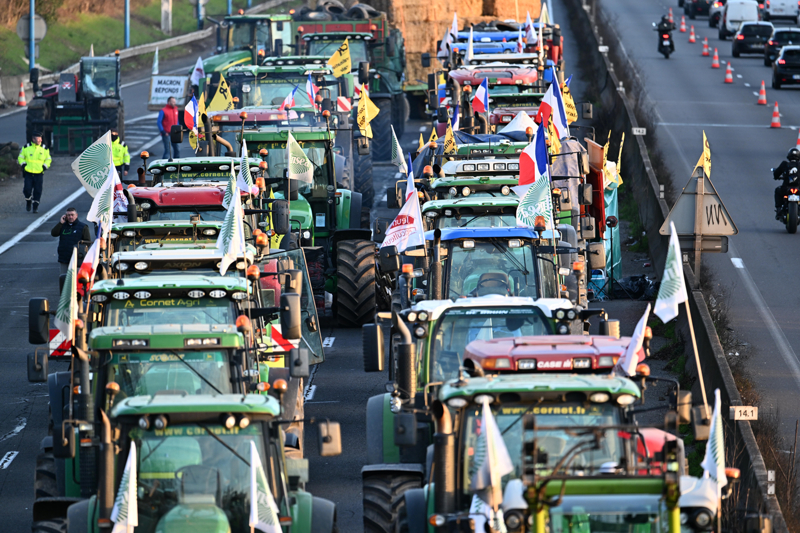 <p>79 çiftçi gözaltına alındı, birçoğunun traktörüne de el konuldu.</p>