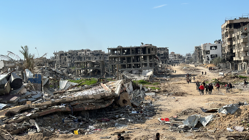 <p>�srail, 7 Ekim'deki sald�r�larda 1200 �sraillinin �ld���n�, 5 bin 132 ki�inin de yaraland���n� a��klad�.</p><p>�srail'in 7 Ekim'den bu yana Gazze �eridi'ne d�zenledi�i sald�r�larda en az 11 bini �ocuk, 8 bini kad�n olmak �zere 27 bin 19 Filistinli �ld�r�ld�, 66 bin 139 ki�i yaraland�. Enkaz alt�nda halen binlerce �l� oldu�u bildirilirken, halk�n s���nd��� hastane ve e�itim kurumlar� hedef al�narak sivil altyap� da tahrip ediliyor.</p>