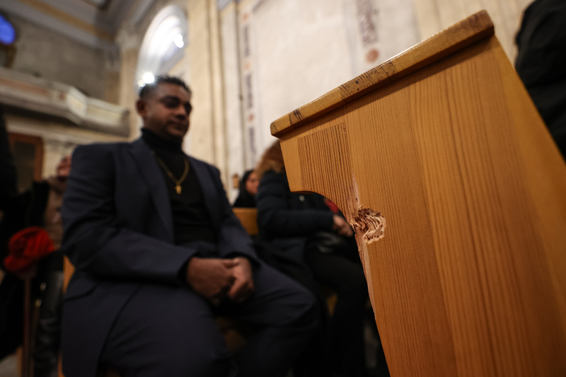 <p>Katolik inanc�na g�re kilisenin kutsall���na yap�lan ihlal eyleminden dolay� kilisenin ar�nd�r�lmas� ve yeniden takdisi ile Tuncer Cihan'�n ruhuna dua etmek i�in d�zenlenen Kefaret Ayini �ncesi kilise ve �evresinde polis ekipleri yo�un g�venlik �nlemi ald�.</p>