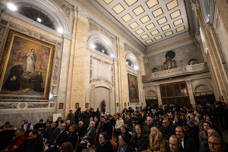 <p>Sar�yer'deki Nativita di Santa Maria (Meryem Ana'n�n Do�u�u) �talyan Kilisesi, kutsal su sa��larak ve dualar okunarak takdis edilip yeniden ibadete a��ld�.</p>