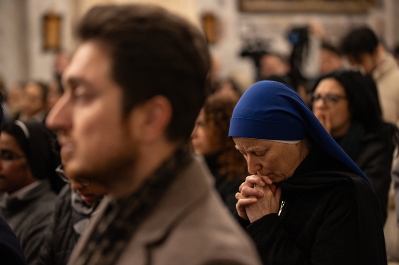 <p>Ayini y�neten Vatikan'�n Ankara B�y�kel�isi Monseny�r Marek Solczynski, kilisenin b�y�k bir g�nah olan cinayetle kutsall���n� yitirdi�ini belirterek 'Her cinayet hayat�n kayna�� olan Allah'a kar�� bir sayg�s�zl�k ve k�f�rd�r. Bu nedenle kutsal suyla ar�nd�rma ve dualar sayesinde kilisenin ar�nmas�n� Allah'tan dilerim.' diye konu�tu.</p>