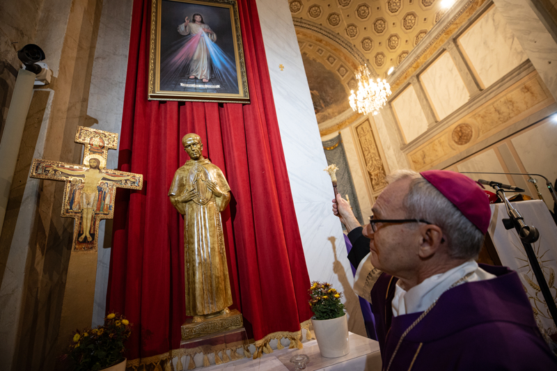 <p>Solczynski daha sonra kutsal suyla kiliseyi gezerek kutsad�. Ayin s�ras�nda dualar ve ilahiler okundu.</p>