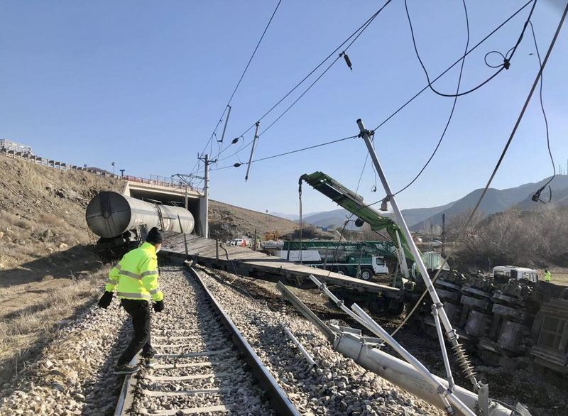 <p>İhbar üzerine bölgeye jandarma ve Türkiye Cumhuriyeti Devlet Demiryolları (TCDD) ekipleri sevk edildi.</p>