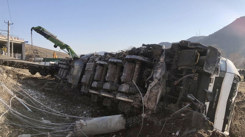 <p>Ekipler, demir yolu hattını ulaşıma açmak için çalışmalarını sürüyor.</p>