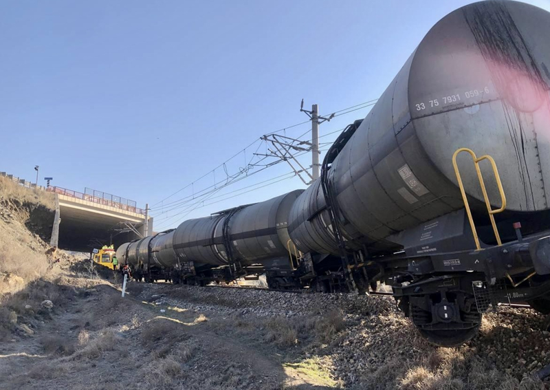 <p>Kazada hafif yaralanan 2 makinist, hastaneye kaldırıldı.</p>