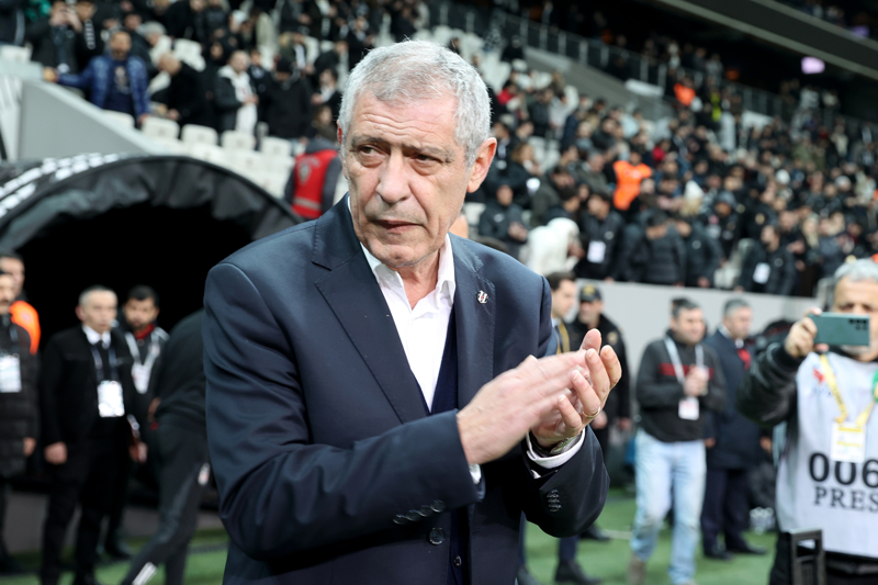 <p><b>FERNANDO SANTOS'UN TALEBİ</b></p><p>Süper Lig'de son olarak Sivasspor deplasmanından 1-0'lık mağlubiyetle ayrılarak üst üste 3. maçında da kayıp yaşayan Kara Kartal'da yeni teknik direktör Fernando Santos'un etkisi kısa sürdü. Bir an önce yeni transferleri bekleyen Santos, bu konuda yönetimden görüşmelerin hızlandırılmasını talep etti.</p>