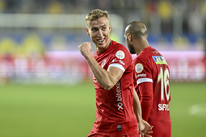 <p><b>ADAM BUKSA BR LK HEDEFLYOR</b></p><p>Sezonun ilk yarsnda Fenerbahe alarna iki gol gnderen Adam Buksa, Sper Lig tarihinde Antalyaspor formasyla sar-lacivertlilere bir sezondaki iki lig manda da gol atan ilk yabanc oyuncu olmay hedefliyor.</p>