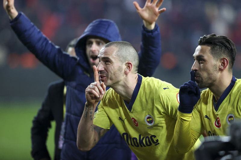 <p><b>SERGEN YALIN, FENERBAHE</b></p><p>Fenerbahe'yi konuk ettii son be Sper Lig man kaybetmeyen Sergen Yaln (3G 2B), daha nceki iki karlamadan puansz ayrlmt. Sergen Yaln'n Sper Lig kariyerinde i sahada alt malk yenilmezlik serisi yakalad tek rakibi Kasmpaa (Mays 2015-Aralk 2020).</p>