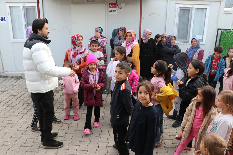 <p>Oyuncu Melike Öcalan ise artık moral motivasyona ihtiyaç olduğunun altını çizerek 'Önceki döneme göre çok daha güzel ve moralli gördüm. Yeni bebek bekleyenleri gördüm. Az önce bir çocuk bana bir daha gelecek misiniz? diye sordu. Geleceğimizi söyledim ama bu kez ne zaman geleceksiniz? diye tarih istedi. Onlar böyle istekli ve mutlu oldukça biz de mutlu oluyoruz.' diye konuştu.</p>
