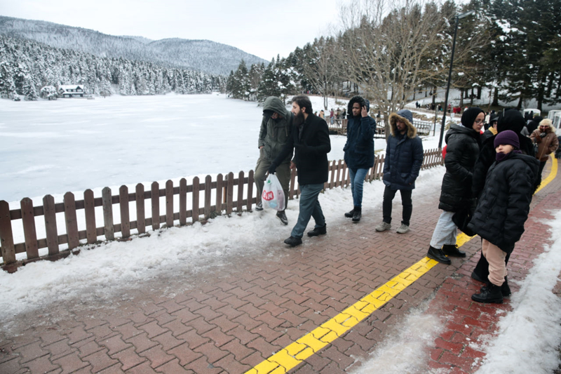 <p>Baz� ziyaret�iler de g�l �evresindeki yama�lardan, �ambrel ve k�zaklarla kayarak keyifli vakit ge�irdi.</p>