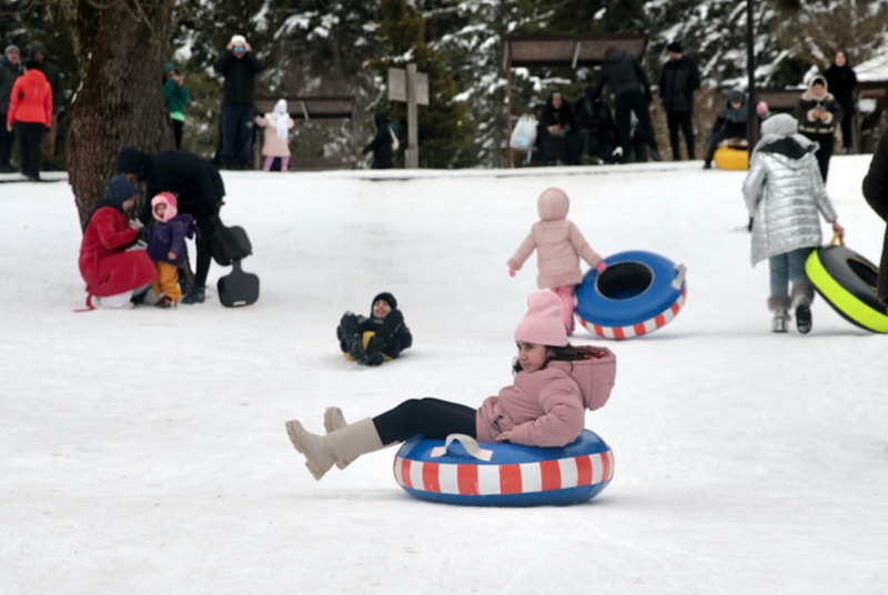 <p>�te yandan g�l�n y�zeyindeki buz tabakas�n�n �zerinde y�r�meye �al��anlar, g�revliler taraf�ndan uyar�ld�.</p>