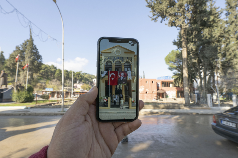 <p> Yap�lan �al��mada depremden etkilenen K�r�khan il�esinin �ekilen foto�raflar� da yer al�yor.</p>