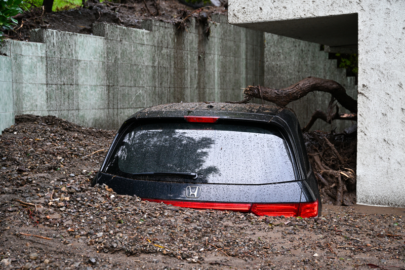 <p>Kuvvetli rüzgarlar nedeniyle, ağaçlar ve elektrik direkleri devrildi.</p>