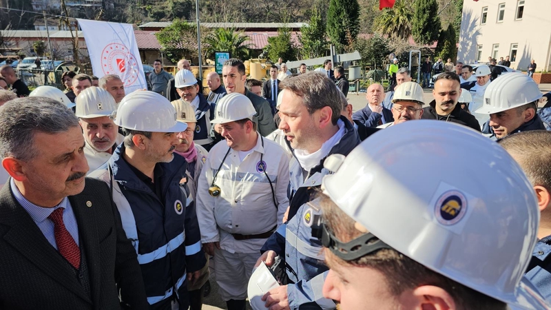 <p>Emniyet kurallar�n�n �nemine dikkat �eken Bayraktar, ��yle konu�tu: 'Bunu defaatle her platformda s�yl�yorum. Bizim i�in madencilik, sadece k�m�r de�il; t�m madenlerde, �nce insan sonra �evre sonra katma de�erli madencilik �eklinde ifade etmek istiyorum. Dolay�s�yla a�a��da onlardan da �zellikle istirham ettim. L�tfen i�inizi emniyet kurallar� neyse, neyi �neriyorsa; o �er�evede ger�ekle�tirilip, hi�bir �ekilde emniyetten taviz vermeden bu i�lerimizi yapal�m. Yat�r�mlar�m�z� bu �ekilde devam ettiriyoruz, ettirece�iz. Onlar�n da i�letmecilik anlam�ndaki emniyetten hi�bir �ekilde taviz vermeden yerine getirmelerini istedim. Se�imlerden �nceki d�nemde Say�n Cumhurba�kan�m�z�n TTK'ye, Zonguldak'a, Bart�n'a ve bu b�lgeye vermi� oldu�u bir m�jde, 2 bin yeni i��i al�m� s�z konusuydu. Bu i��ilerimizi ald�k. Bunlar�n bir k�sm� ba�lad�, bir k�sm� da �u anda e�itimde.'</p>