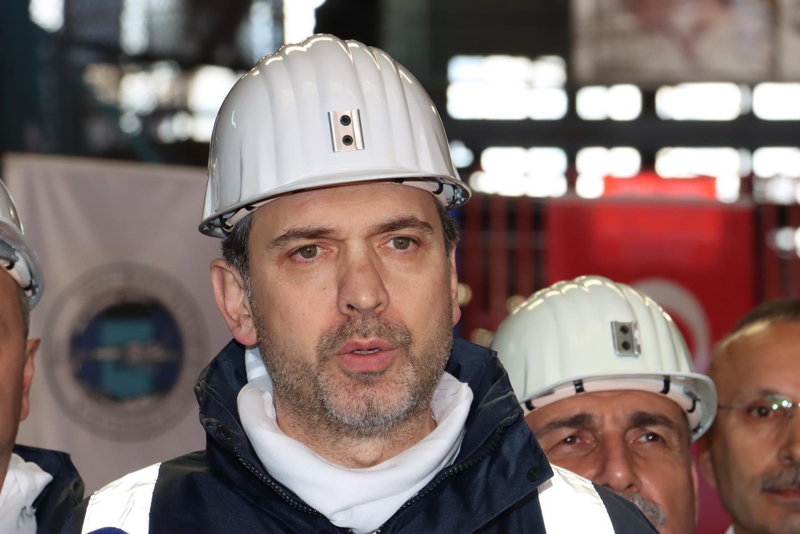 <p>Bayraktar olas� felaketlerde madencilerin daha kurumsal bir yap� i�inde m�dahaleye haz�r olmalar� i�in �al��t�klar�n� belirterek, 'Bir ba�ka temennim de Allah �lkemize in�allah b�yle bir ac�, b�yle bir felaket tekrar ya�atmaz. Ama her �eye haz�rl�kl� olmam�z gerekiyor. Bakanl��a geldikten sonra en �nemli hedef olarak kendimize koydu�umuz �eylerden bir tanesi; madencilerimizin bu kabiliyetini afetlerdeki bu �al��malar�n� daha kurumsal hale nas�l getirebiliriz. Bu konuda ilgili kurumlar�m�z, �zellikle AFAD'la beraber �al��malar�m�za devam ediyor. �n�allah tabii ki b�yle bir �ey ya�amak istemeyiz ama ya�ad���m�zda da en profesyonel �ekilde buraya m�dahale ile alakal� �n�m�zdeki s�re�te; daha kurumsal bir yap� i�erisinde madencilerimizi bu konuda g�rece�iz' diye konu�tu.</p>