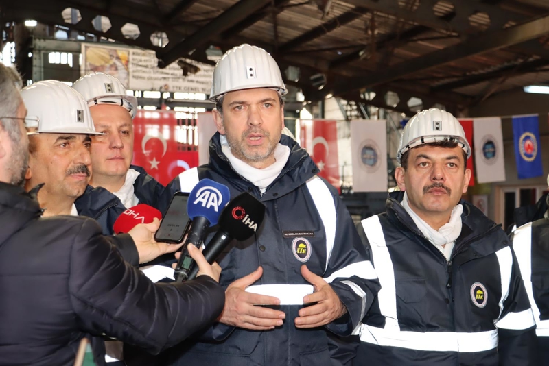 <p>Madenciler ile yer alt�nda g�zel zaman ge�irdiklerini ifade eden Bayraktar, 'Onlar�n sadece deprem an�nda de�il; T�rkiye'nin enerjideki d��a ba��ml�l���n� azaltmak i�in de �stlendikleri �ok �nemli bir g�rev var. Bunu da g�z ard� etmememiz laz�m. T�rkiye Ta�k�m�r� Kurumu, bizim g�zbebe�i bir kurumumuz. 175 y�ll�k, �ok eski. Osmanl�'dan bug�ne �lkemizin ekonomisine katk� koyan, katk� sa�layan �nemli bir kurumumuz. Buray� da daha iyi hale, daha i�levli hale nas�l getirebiliriz, �retimi nas�l artt�rabiliriz ve elbette ki �lkemize katk�s�n� nas�l daha artt�rabiliriz, b�lgemizde Zonguldak'a istihdam� nas�l artt�rabiliriz. O y�nde de �al��ma devam ediyoruz' dedi.</p>
