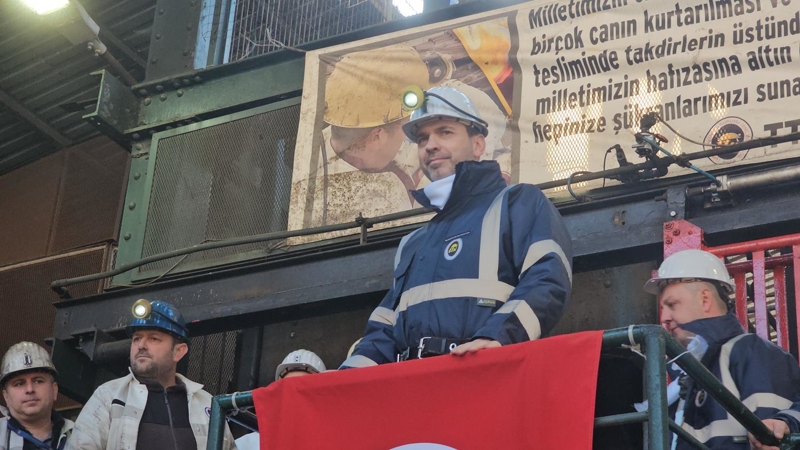 <p>Cumartesi g�n� Say�n Cumhurba�kan�m�zla Hatay'dayd�k. Ben de d�n Ad�yaman ve Urfa'dayd�m. Yine b�lgede olmaya devam edece�iz. Ama �zellikle bug�n buraya gelmek istedik. Zira o b�lgenin ve b�t�n milletimizin madencilere olan te�ekk�r�n� getirmek i�in buraya geldik. Hakikaten onlarla ne kadar iftihar etsek azd�r. B�t�n milletimiz ad�na onlara bir kez daha sizlerin huzurunda ��kranlar�m� sunuyorum. 6 �ubat hakikaten �ok b�y�k bir felaketti. Asr�n felaketi diye tan�ml�yoruz. Ama hemen arkas�ndan b�y�k bir h�zla devletimiz b�t�n kurumlar�yla, millet-devlet el ele vermek suretiyle bir adeta asr�n felaketini asr�n birlikteli�ine d�n��t�rd�k. </p>