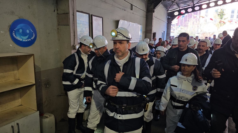 <p>Ziyaretlerine T�rkiye Ta�k�m�r� Kurumu Genel M�d�rl��� ile ba�layan Bayraktar, TTK �z�lmez M�essese M�d�rl���'nde eksi 170 kotuna inerek maden i��ileri ile ��le yeme�i yedi. Madencilerin b�lgede �nemli g�revler yapt���n� belirten Bayraktar, �unlar� s�yledi:</p>