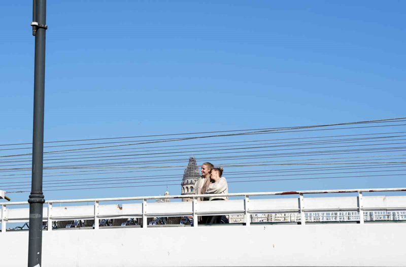 <p>Sıcak havayı fırsat bilen İstanbullular dışarıya akın ederek güneşli havanın keyfini çıkardı. Sahil şeridini dolduran vatandaşlar, güneşli havanın tadını çıkartırken termometreler ise bugün İstanbul'da 17 dereceleri gösterdi.</p>