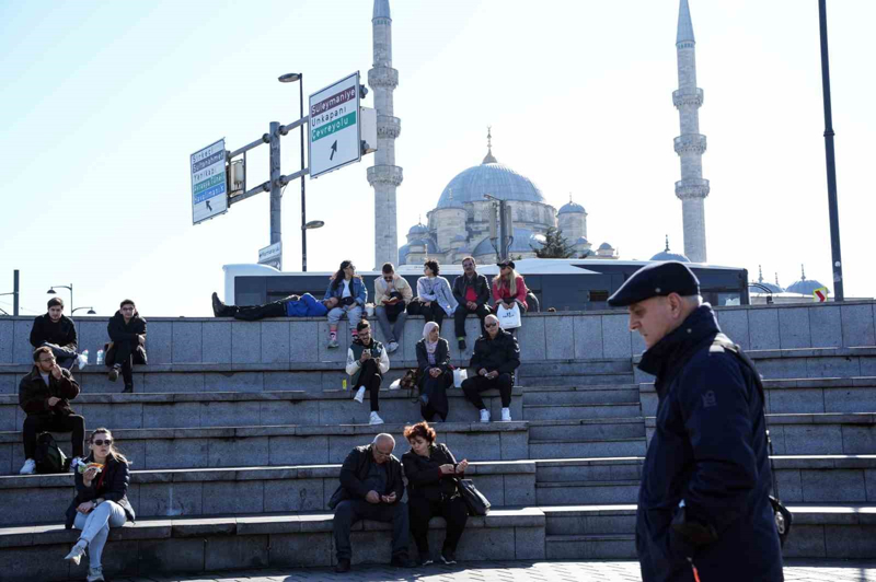 <p>Eşiyle beraber hava sıcaklığının artmasıyla kendilerini dışarı attıklarını belirten bir vatandaş, 'Hava sıcaklığının artmasıyla fırsat bulup dışarı çıktık. Havanın mevsim sıcaklıklarının üstünde olduğunu görünce kendimizi dışarı attık. Uzun zamandır havalar soğuk ve yağmurluydu. Bugün çok güzel bir hava var' dedi. </p>