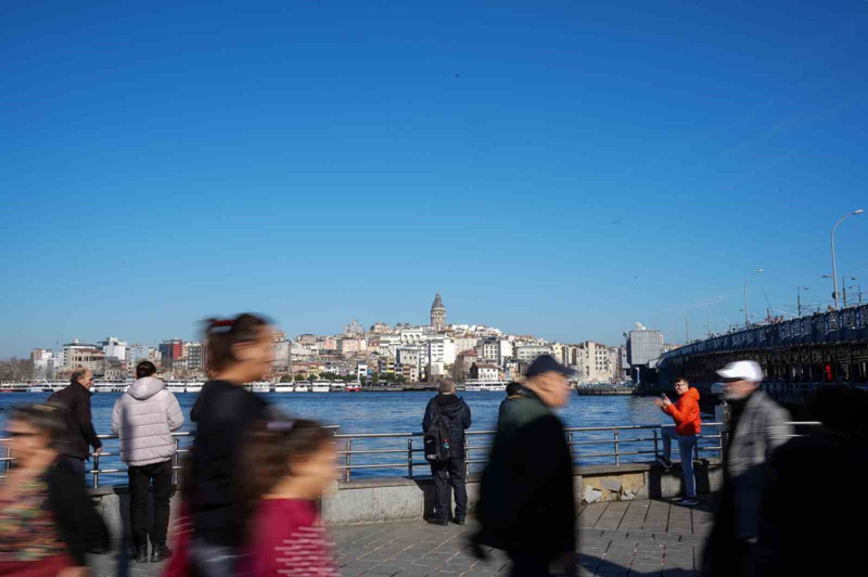 <p>Havanın sıcaklığını fırsat bilip dışarı çıktıklarını belirten bir başka vatandaş, 'Havanın bu kadar sıcak olması bizi dışarı çıkardı. Çocukları eve bıraktık gezmeye geldik. Biraz dolaştık, şimdi ise soluklanmak için oturuyoruz. Güneşin tadını çıkartıyoruz. Kış aylarında böyle hava bulmak zor oluyor, bulmuşken dışarı çıkalım dedik' ifadelerini kullandı.</p>