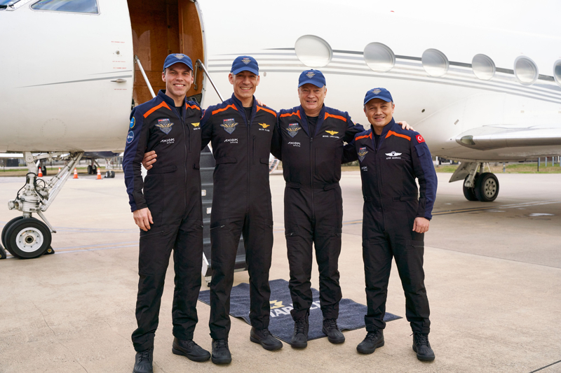 <p>T�rkiye'nin ilk astronotu Alper Gezeravc�'n�n da i�inde yer ald��� Axiom-3 (Ax-3) ekibi ABD'nin Houston �ehrine geldi.</p>