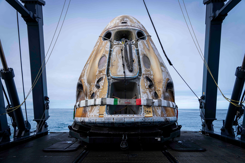 <p>T�rkiye'nin ilk astronotu Gezeravc�'n�n da i�inde yer ald��� Dragon kaps�l�, yer ekibi taraf�ndan gemiye al�nd�.</p>