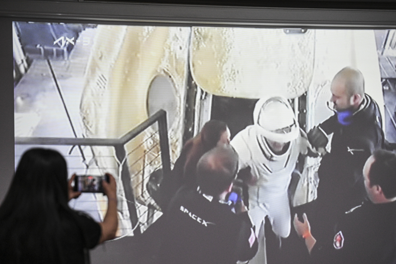 <p>T�rkiye'nin ilk astronotu Alper Gezeravc�'n�n da i�inde yer ald��� Axiom-3 (Ax-3) ekibinin kaps�lden ��kar�l��� T�rkiye Uzay Ajans� (TUA) ekranlar�ndan da canl� izlendi.<br></p>